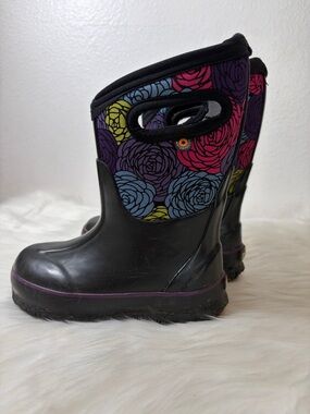 BOGS Classic Black Rosey Floral Pull-On Rain Snow Boots